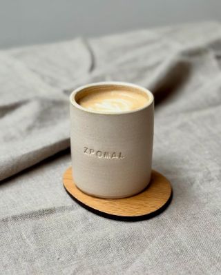 Věděli jste, že nově si ke kalíškům můžete na e-shopu vybrat i podtácky? ☕️ Tyhle dubové nebo ořechové kousky krásně...