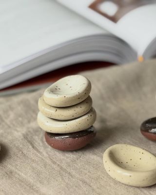 Do kapsy namísto kaštanu, u práce na zklidnění nebo jen tak při čtení knížky 🤍🙏 Meditační keramický kamínek je skvělý,...